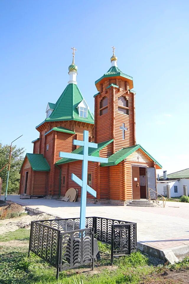 Кладбище красный сад батайск. Красный сад батайск. Посёлок красный сад ростовская область. Остров сокровищ батайск красный сад. Храм царственных страстотерпцев красный сад.