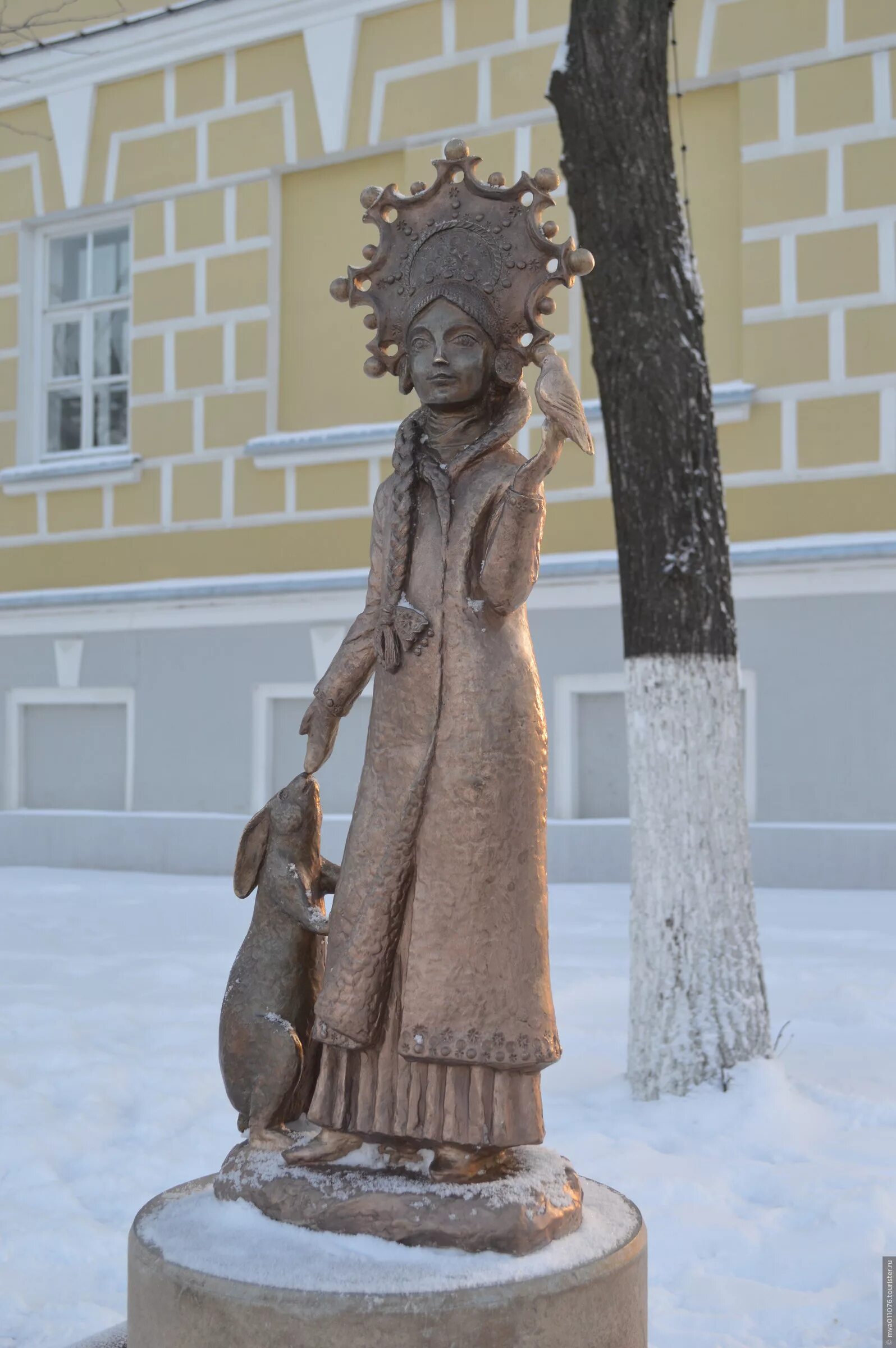 Кострома Родина Снегурочки. Памятник Снегурочке в Костроме. Статуя Снегурочки в Костроме. Кострома достопримечательности памятники Снегурочка. Зайцы в костроме фигуры