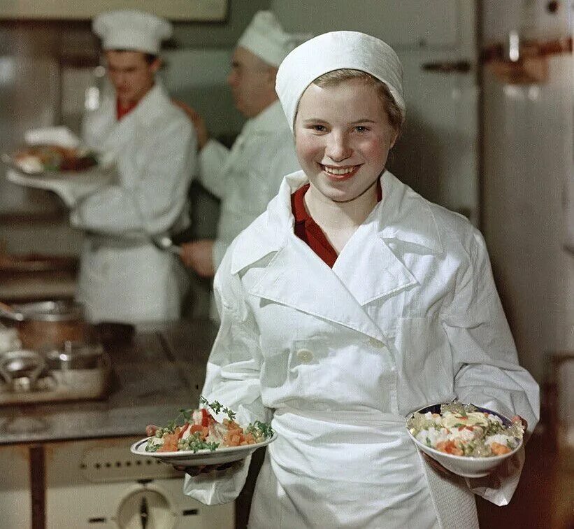 Повар СССР. Повара советских столовых. Советская кулинария. Повариха в столовой СССР.