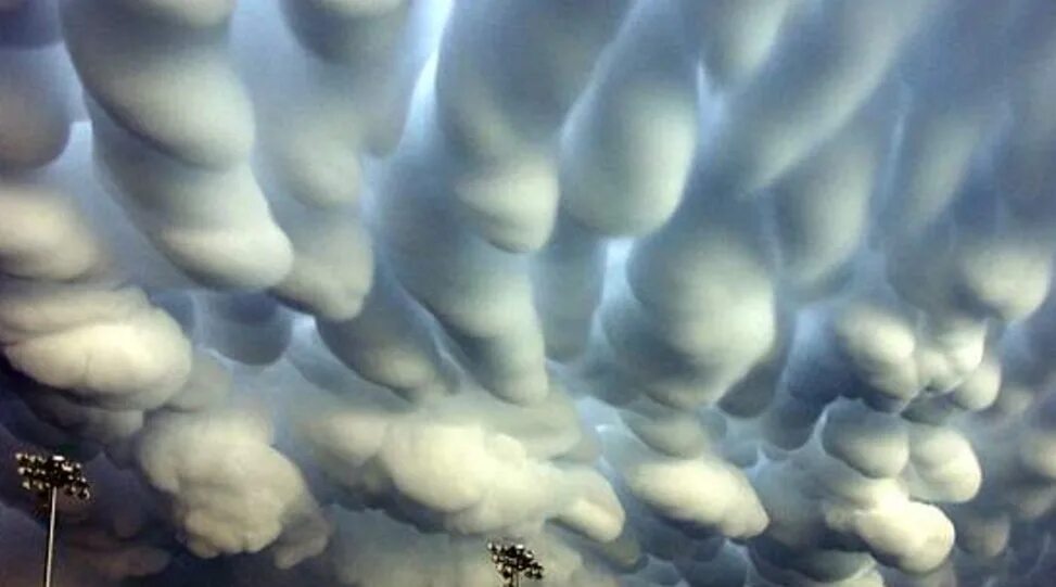 He hurries us. Вымеобразные трубчатые облака. Облака мамматус облака мамматус облака мамматус. Необычные облака. Необычные тучи.