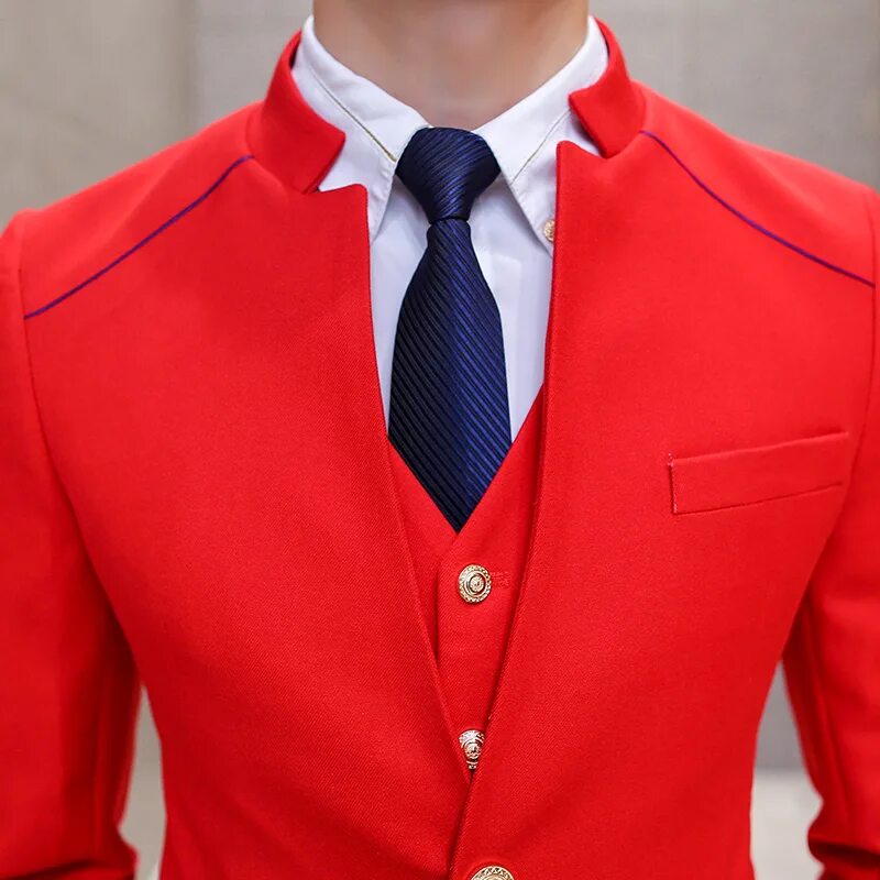 Красная мужская форма. Пиджак с красным галстуком. Мужской костюм с красным галстуком. Красный пиджак мужской. Красный костюм мужской классический.