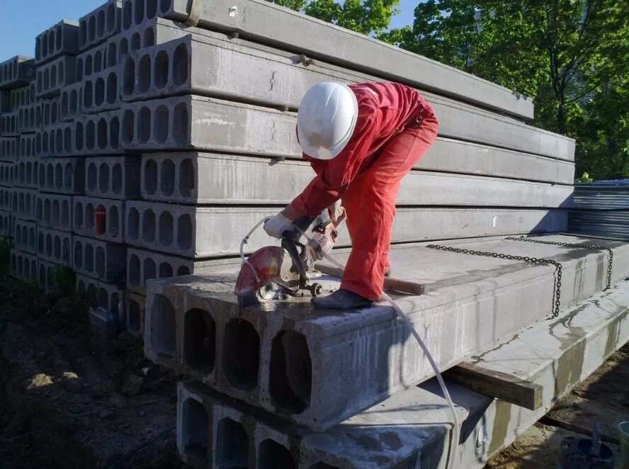 алмазная резка жби плит 6 метров. прокладка кабеля в пустотах плит перекрытия. стягивание плит перекрытия. алмазная резка плит перекрытия. алтек алмазная резка.