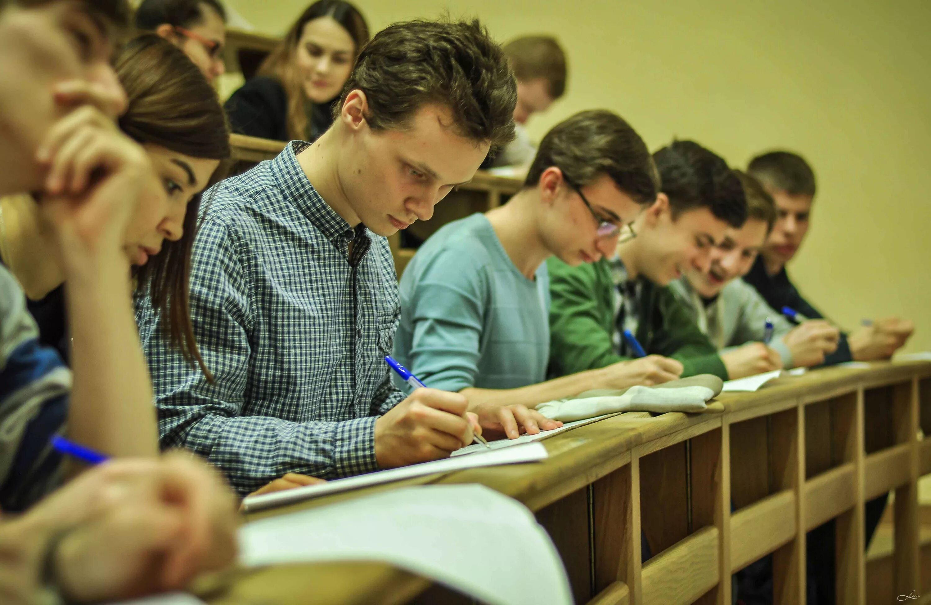 Examination student. Студенты в вузе. Экзамен в вузе. Учеба в университете. Студент на экзамене.