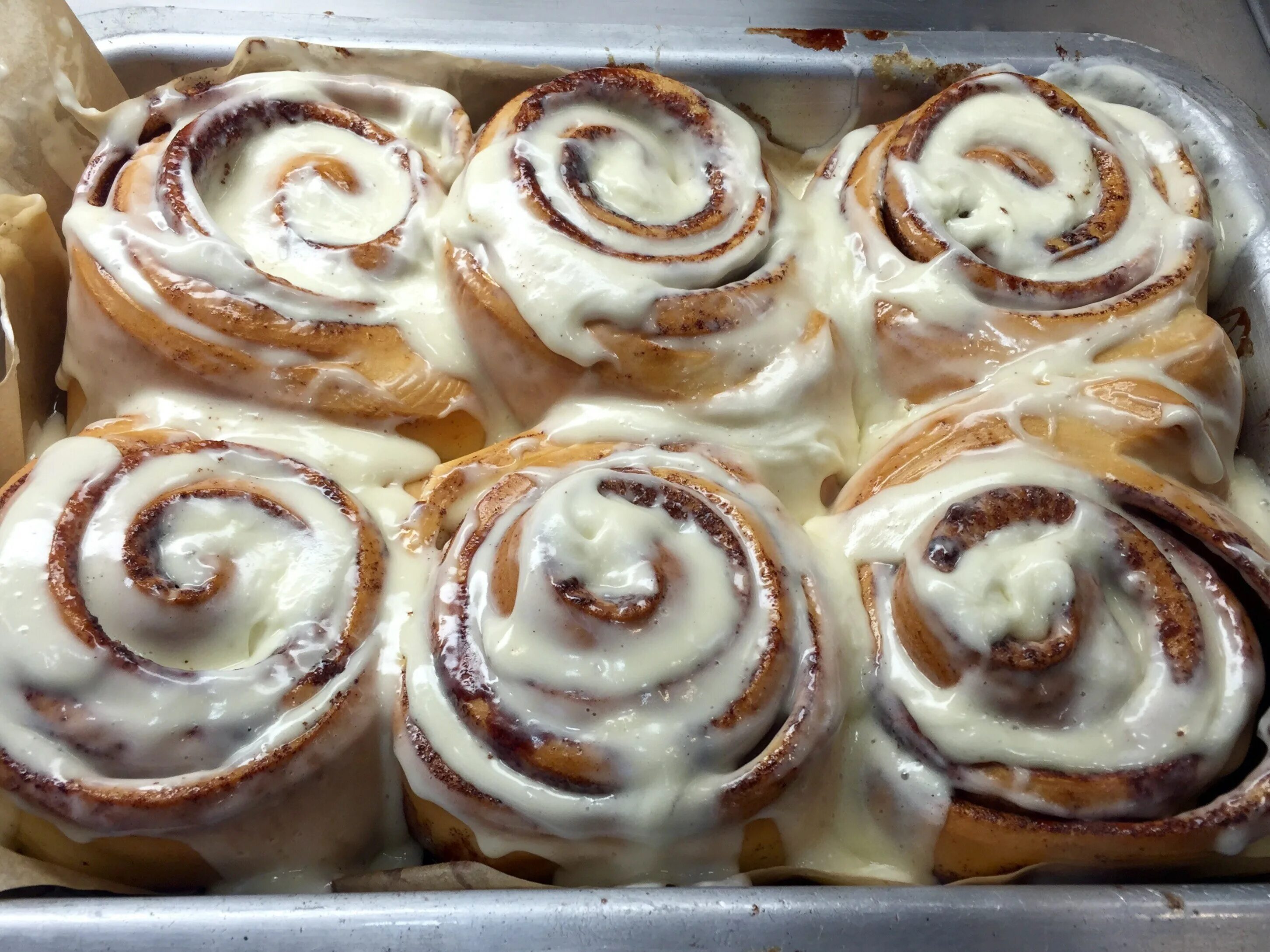 Булочки с корицей с сливочным кремом. Cinnabon булочки. Синнабон булочки синабон. Булочки с корицей с сливочным кремом. Крем для булочек синабон.