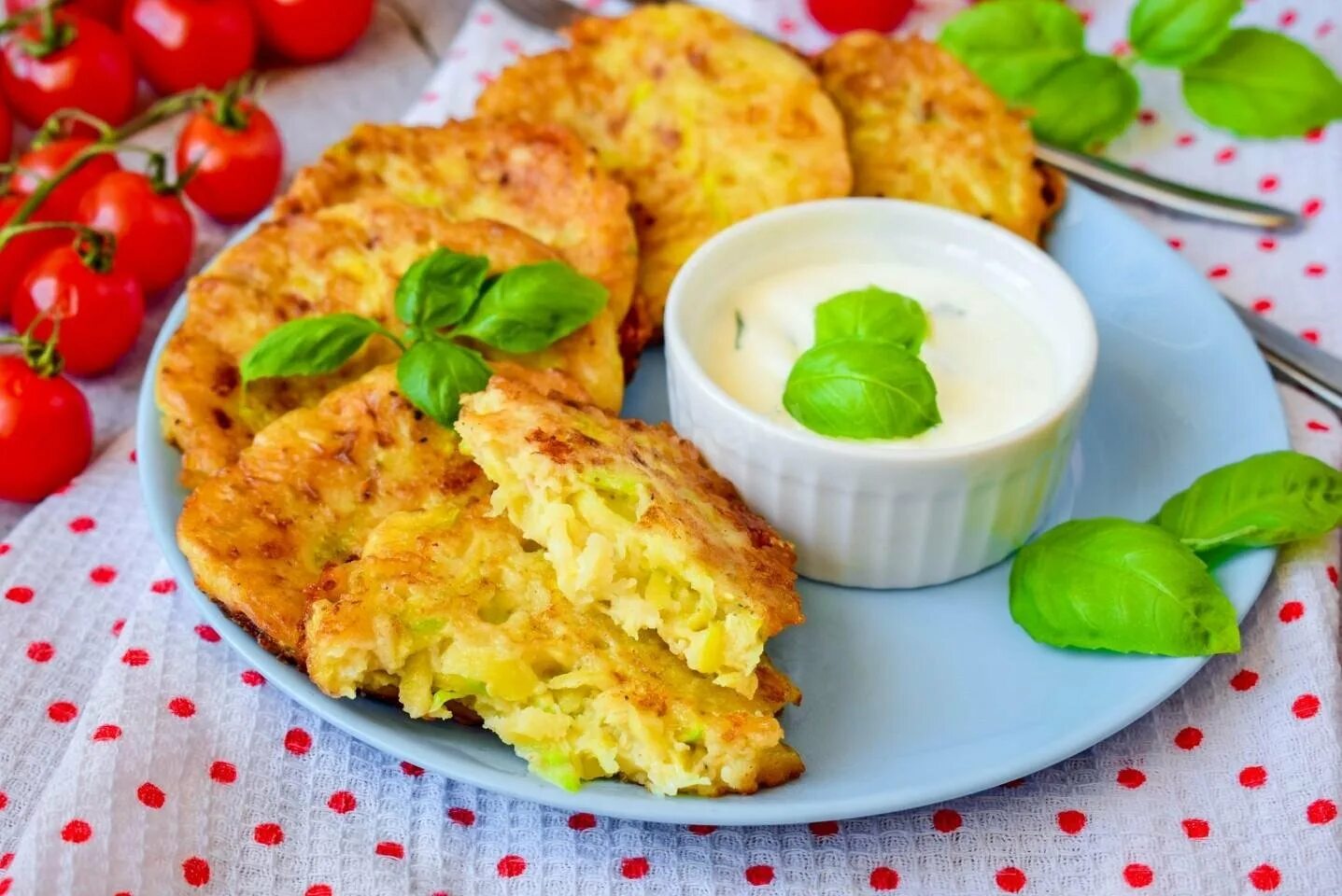 Пышные кабачковые оладьи рецепт. Кабачковые оладьи с сыром. оладьи из кабачков с сыром и чесноком. oладьи из кабачкoв c сырoм и чеснокoм. оладьи из кабачков с сыром.