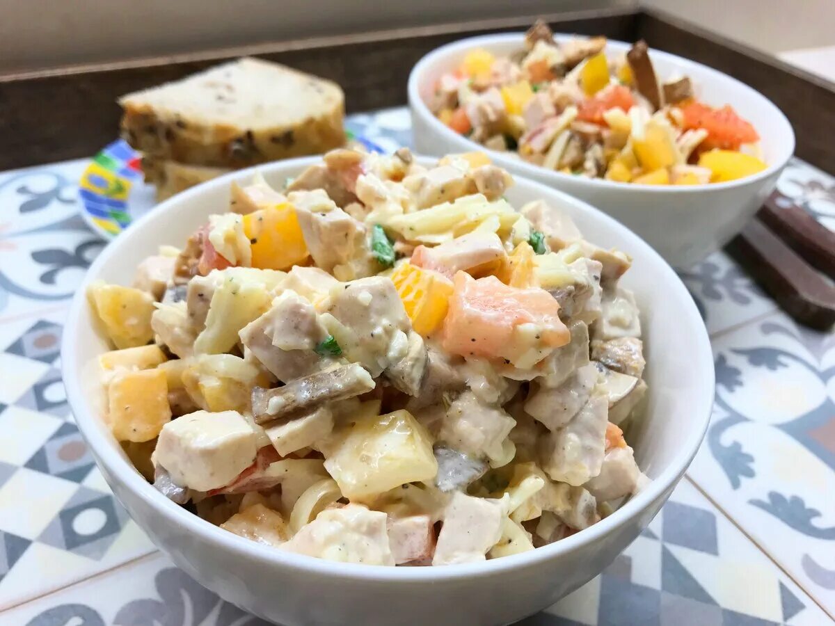 Копченая курица шампиньоны сыр. Салат с копчёной курицей и грибами. Салат с копченой курочкой. Салат с жареными грибами. Салат курица грибы сыр.