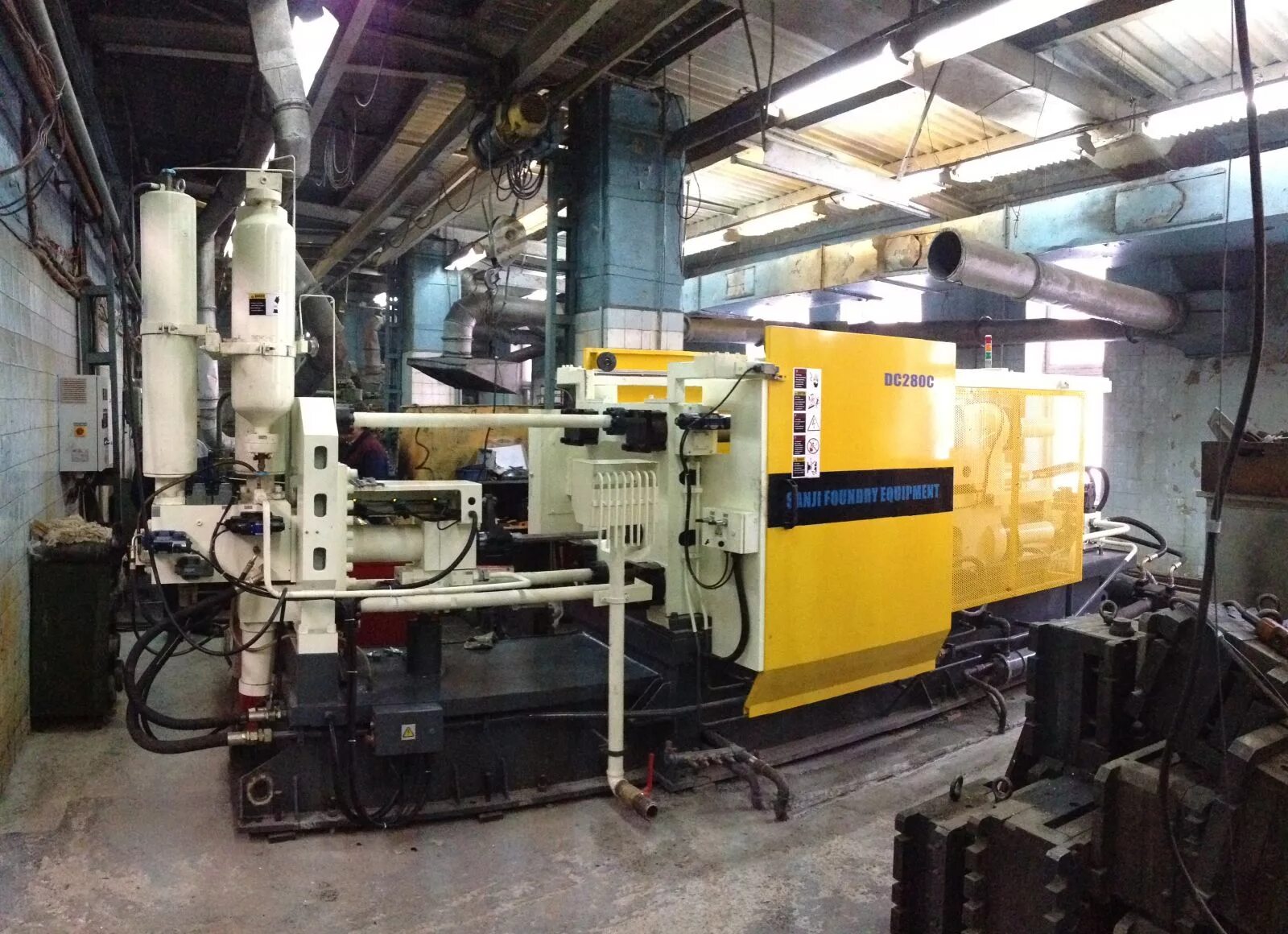 аппараты литья. сушилка для полимеров gz116. машина литья под давлением dc280c. осушитель полимерного сырья. литьевая машина для литья под давлением алюминия.