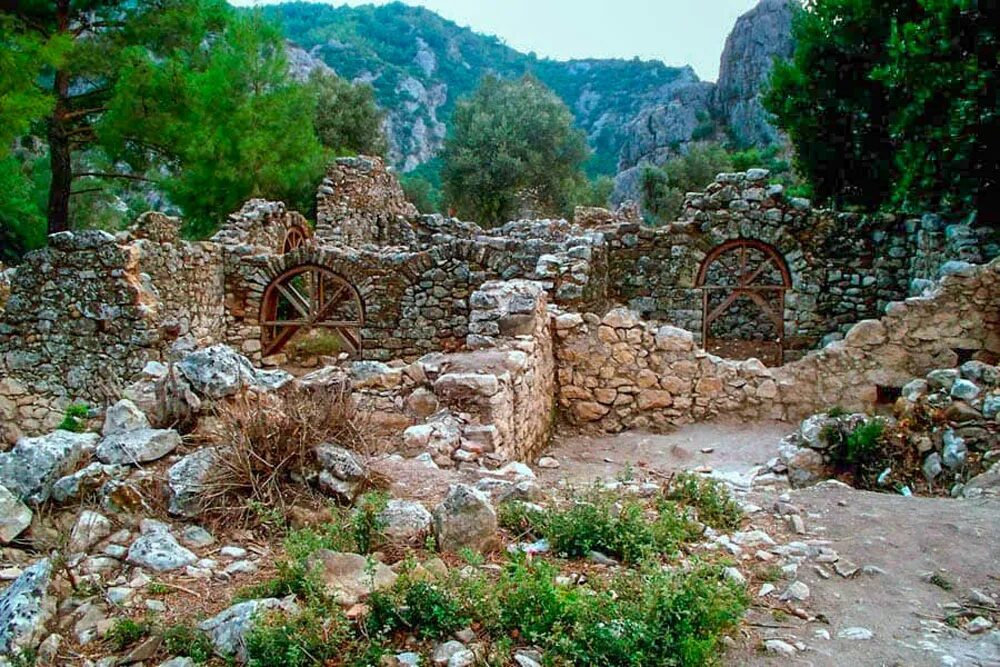Древние руины где находятся. Античный город Олимпос. Древний город Олимпос Турция. Руины древнего города Олимпос. Древний город Олимпос Кемер.