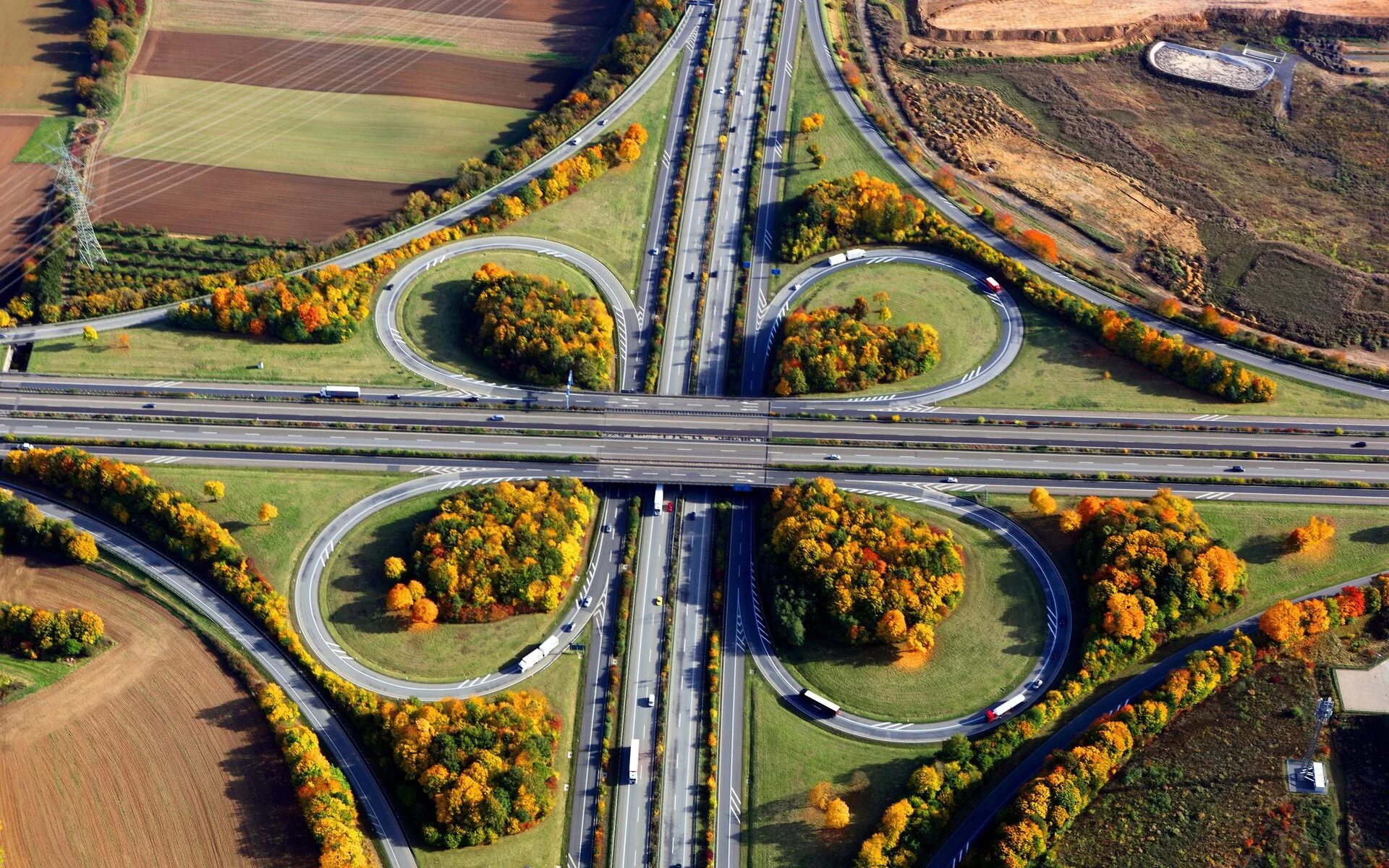 Строительство городских дорог. Хайвей в Германии. Автомобильная развязка. Озеленение транспортных развязок. Развязка дороги.