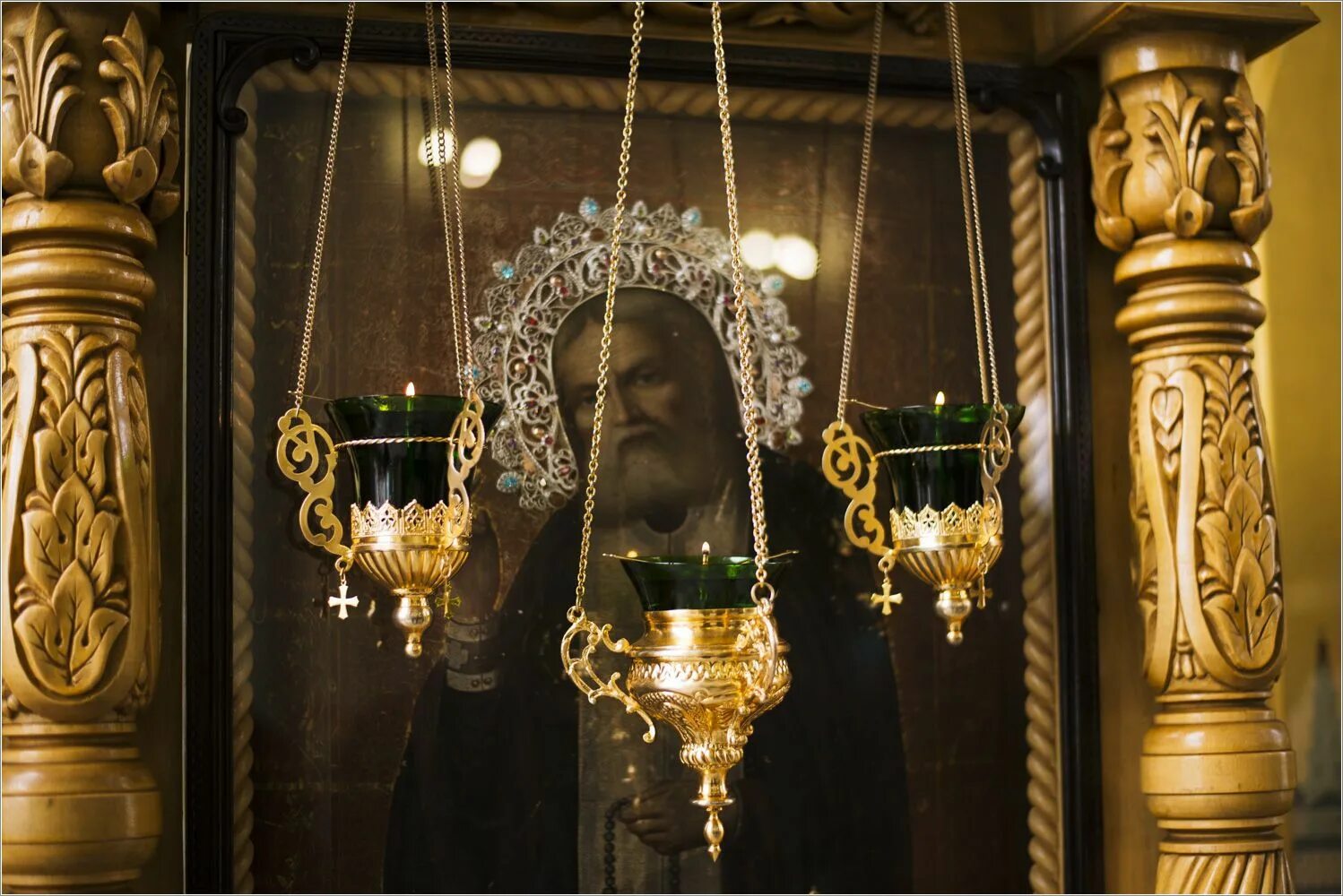 Коптит лампадка