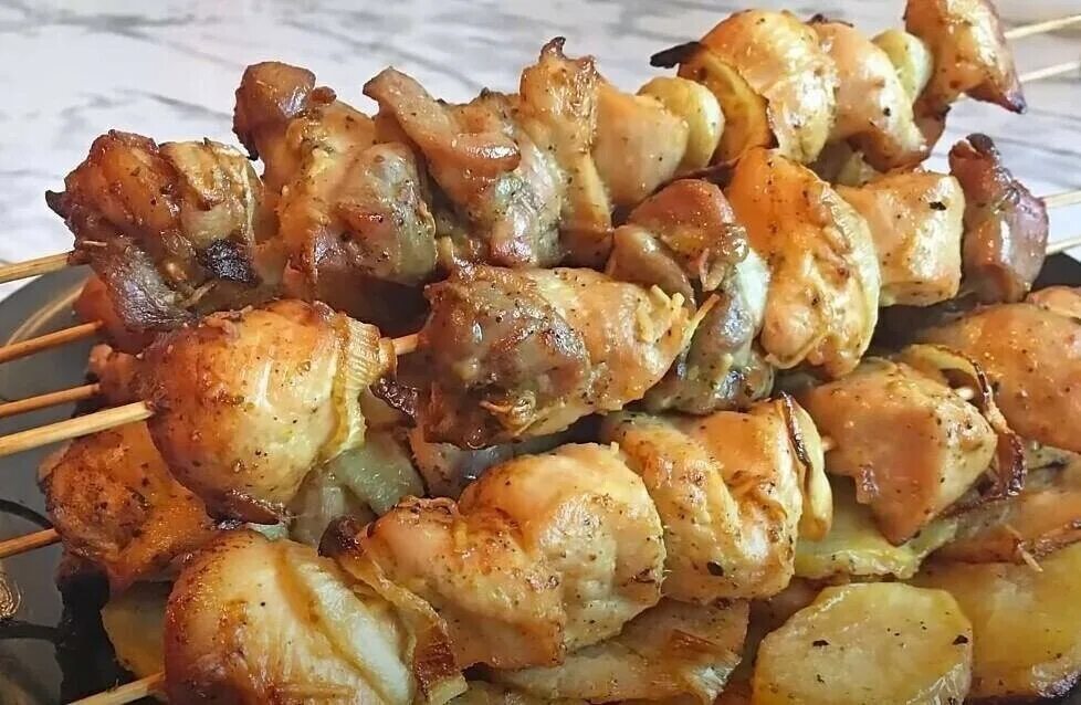 Шашлык в духовке сколько времени запекать. Шашлык из курицы в духовке. шашлычки на шпажках в духовке. куриные шашлычки на шпажках. шашлык на шпажках в духовке из курицы.