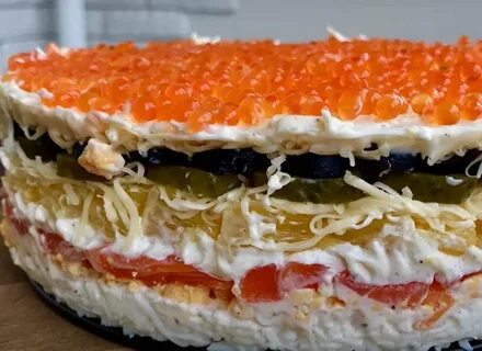 Салат с красной рыбой слоями