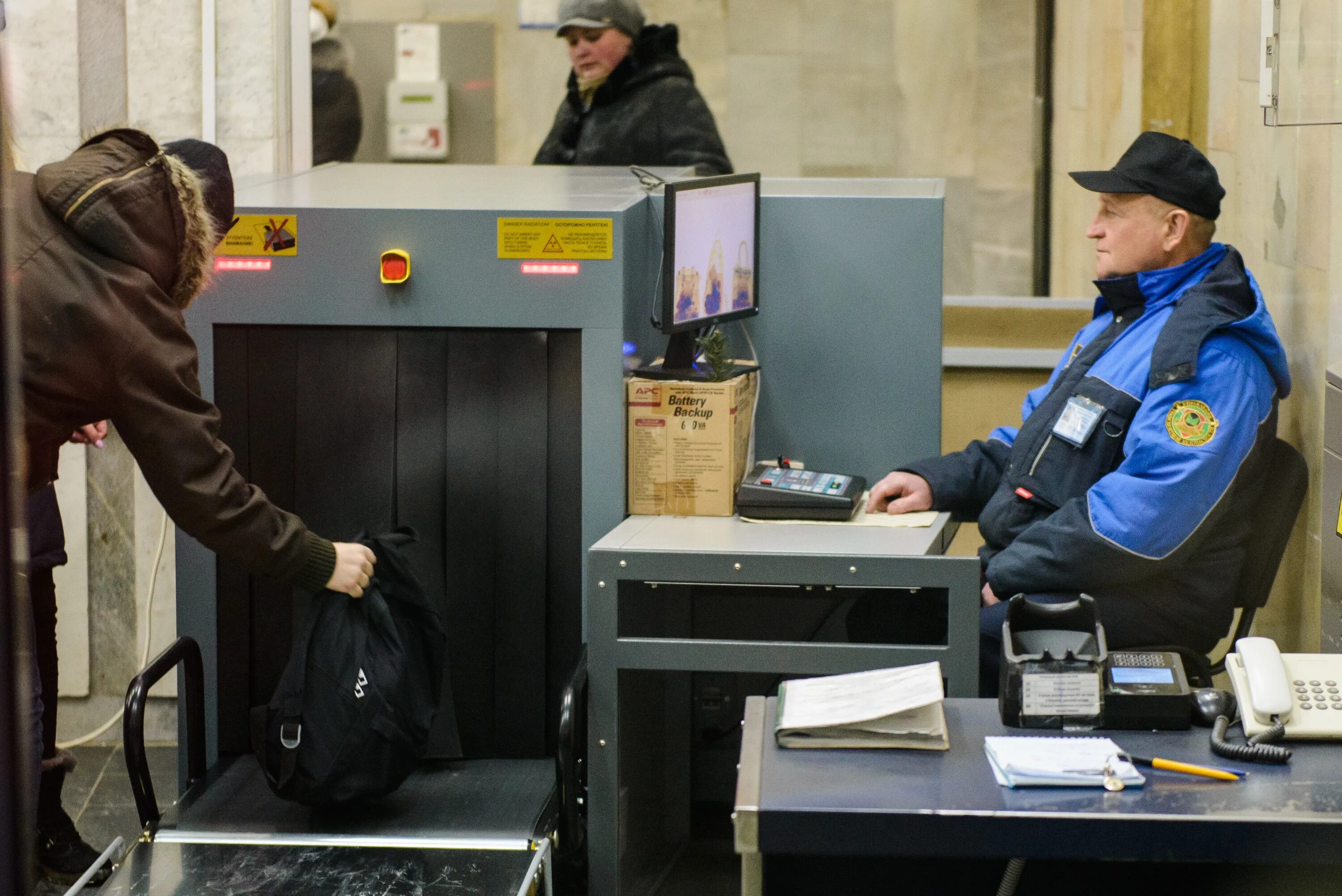 Место досмотра. Досмотр в метро. Досмотр сумки. В метро досматривают сумки. Досмотровая зона метро.