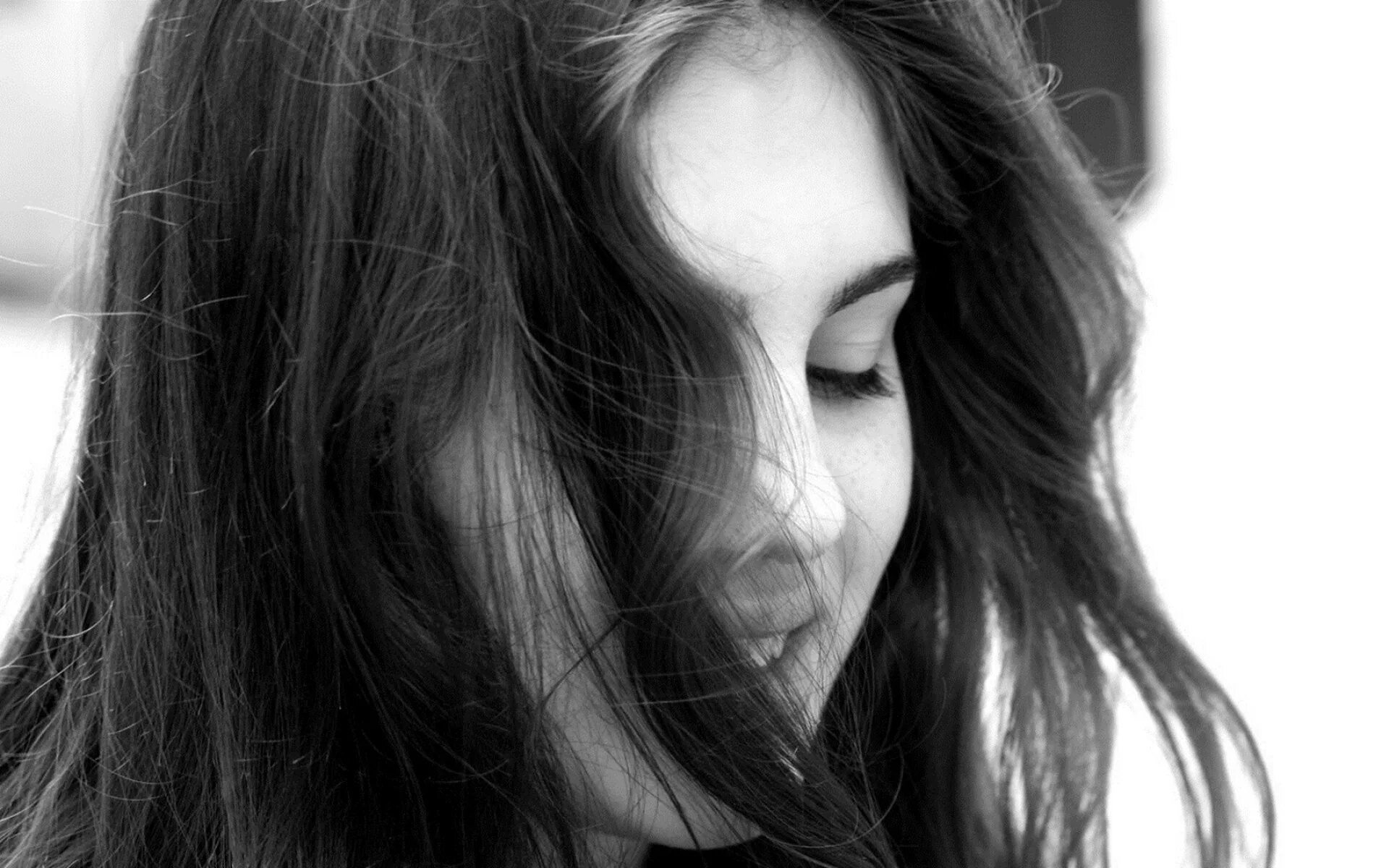 Красивые девушки с прикрытым лицом. Девушка на аву. Девушка очень закрытая. Девушка в блузке. Обиженная девушка.