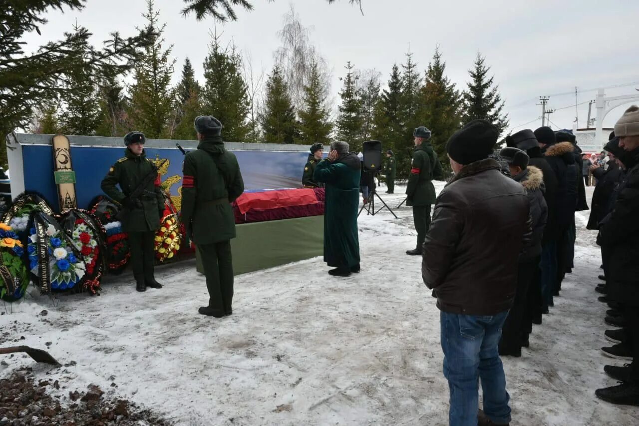 Прощание с воином. В Челнах простились с погибшим на Украине. Похороны военного погибшего. Могилы военных погибших в Украине.