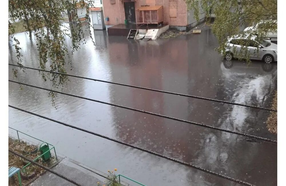 Наводнение в новокузнецке сегодня. Мыски наводнение. Потоп в Мысках. Наводнение в Кузбассе. Вода у подъезда после дождя.