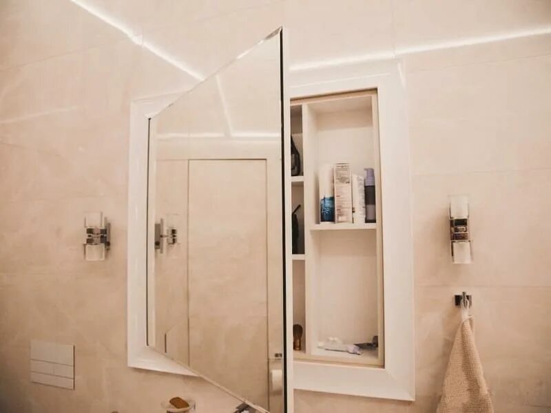 Встроенный шкафчик в ванной. Дверцы в нишу. Дверцы в нишу. Стеклянные дверцы для ниши. Встроенный книжный шкаф в нише.