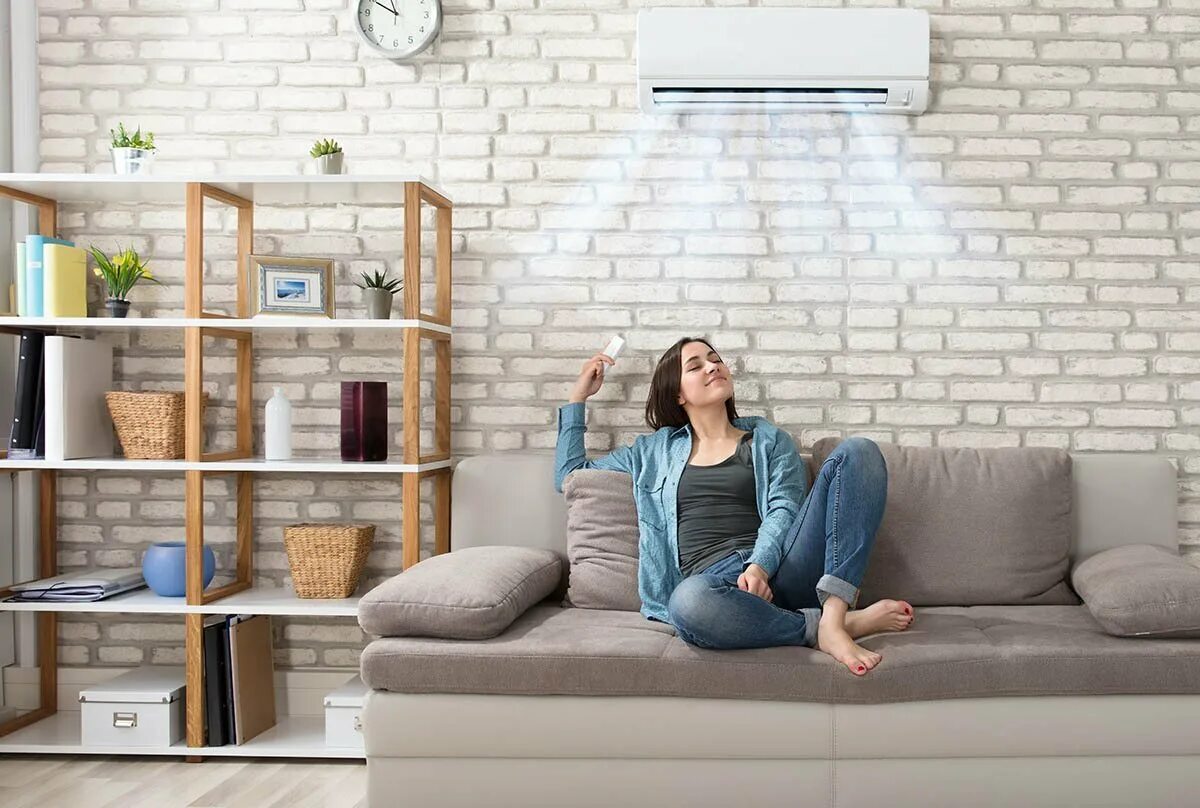 Bob must really the heating. Кондиционер в доме. Сплит система в интерьере. Кондиционер в комнате. Интерьерные кондиционеры для квартиры.