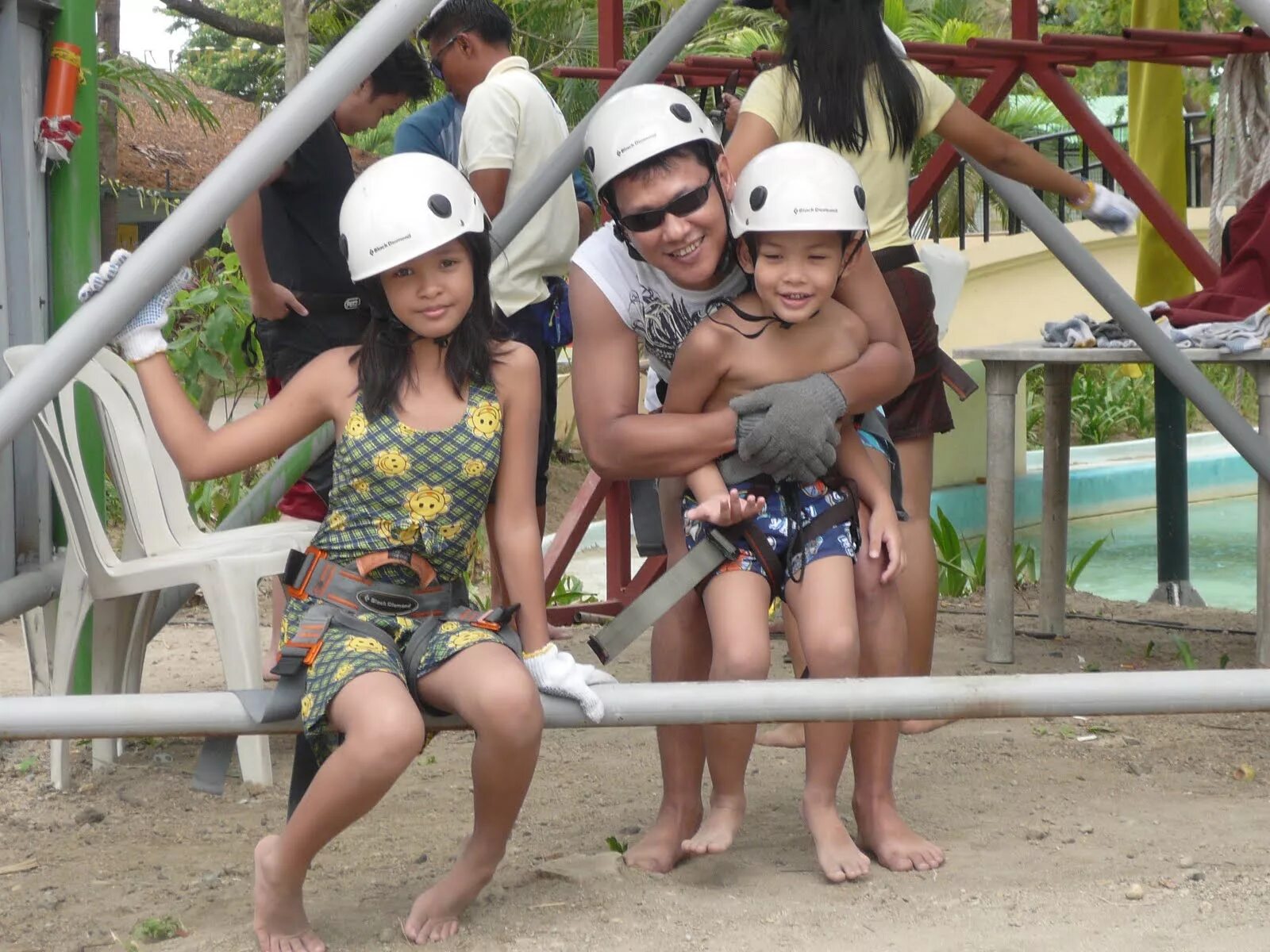 Мидсаммер праздник в швеции. Лето дети эстетика. Island issue. Issue magazine island майя. Сборник остров лето.