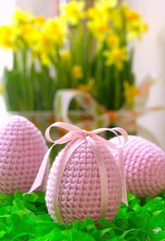 Обвязать яйцо крючком. Вязаные пасхальные яйца крючком. Вязание крючком пасхальное яйцо. Вязанное яйцо к пасхе. Вязание крючком пасхальное яйцо.