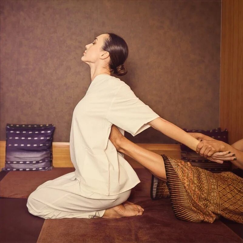 Traditional massage. Тайский массаж. Традиционный тайский массаж. Тайский йога массаж. Классический тайский массаж.