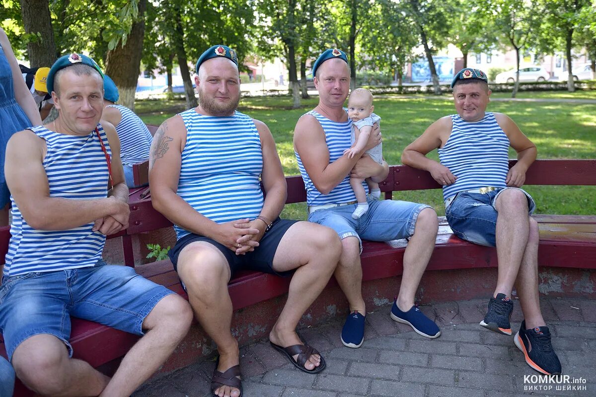 Расплескалась синева по подъездам. Расплескалась синева фото. расплескалась синева новости. день вдв в бкз псков. расплескалась синева мем.