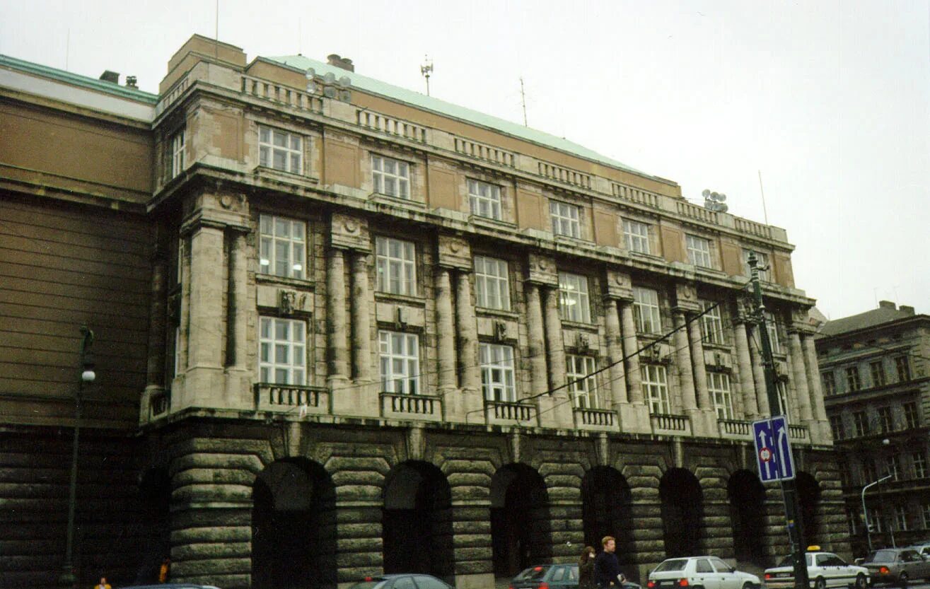 Карлов университет в праге 1348. Пражский университет 1348. Карлов университет факультеты. Карлов университет в праге медицинский факультет. Карлов университет в чехии.