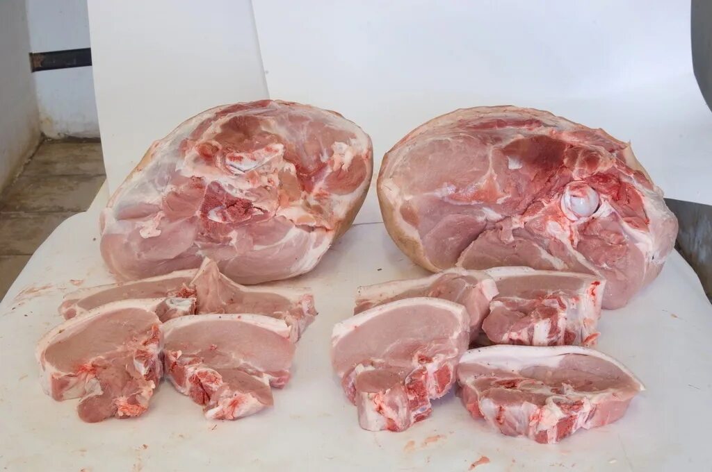 Свинина. Кусок свинины. Части мяса свинины. Мясные части свиньи.