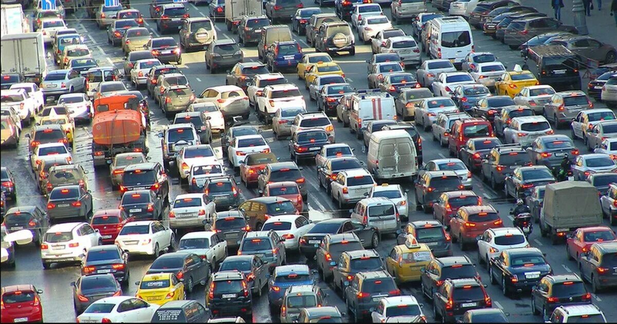 Пробки на дорогах москвы. Поток машин. Огромные пробки в москве. Автомобили в пробке. Пробка на дороге.