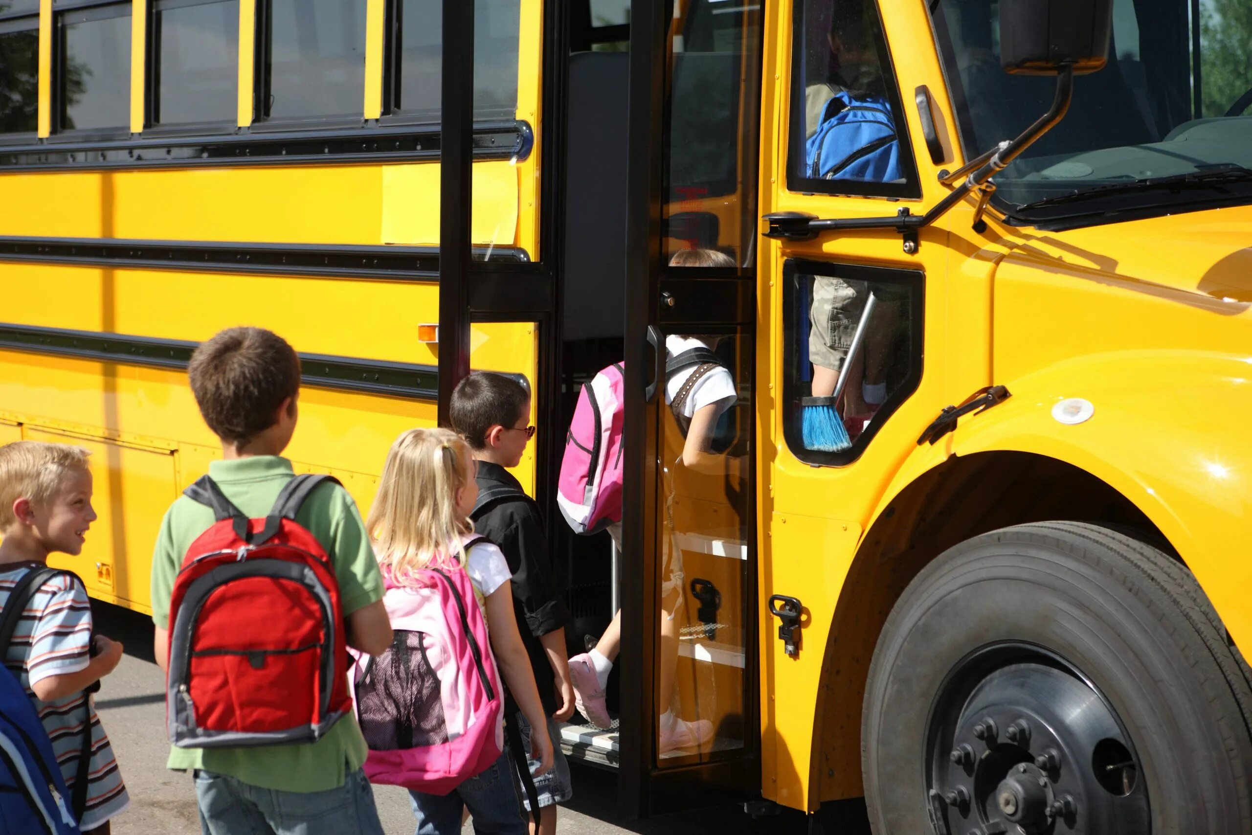 Автобус для детей. Автобус для перевозки детей. Школьный автобус дети. Школьный экскурсионный автобус.