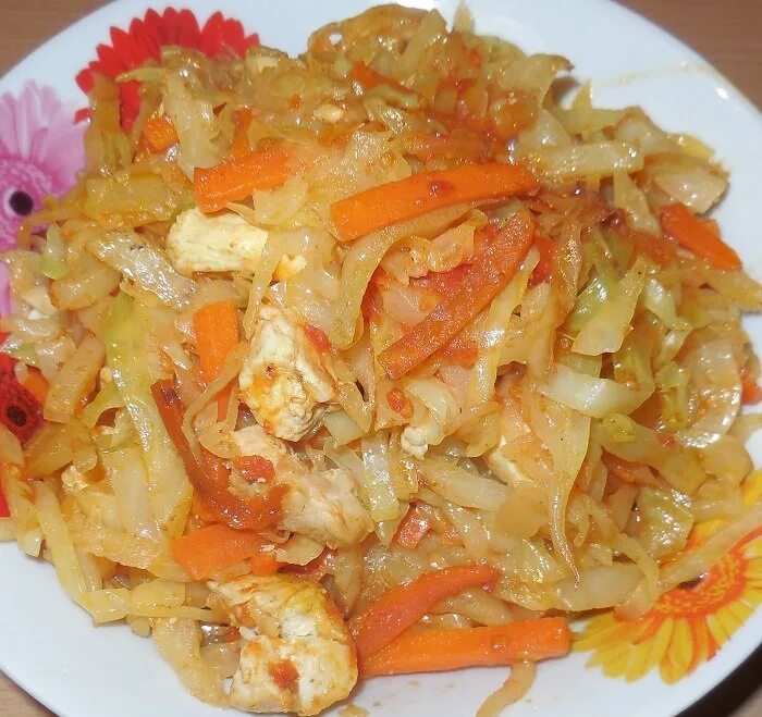 Капуста тушеная с курицей на сковороде рецепт. Тушеная капуста. Курица с капустой. Иушенаякапуста с курицей. Тушеная капуста с куриным филе.