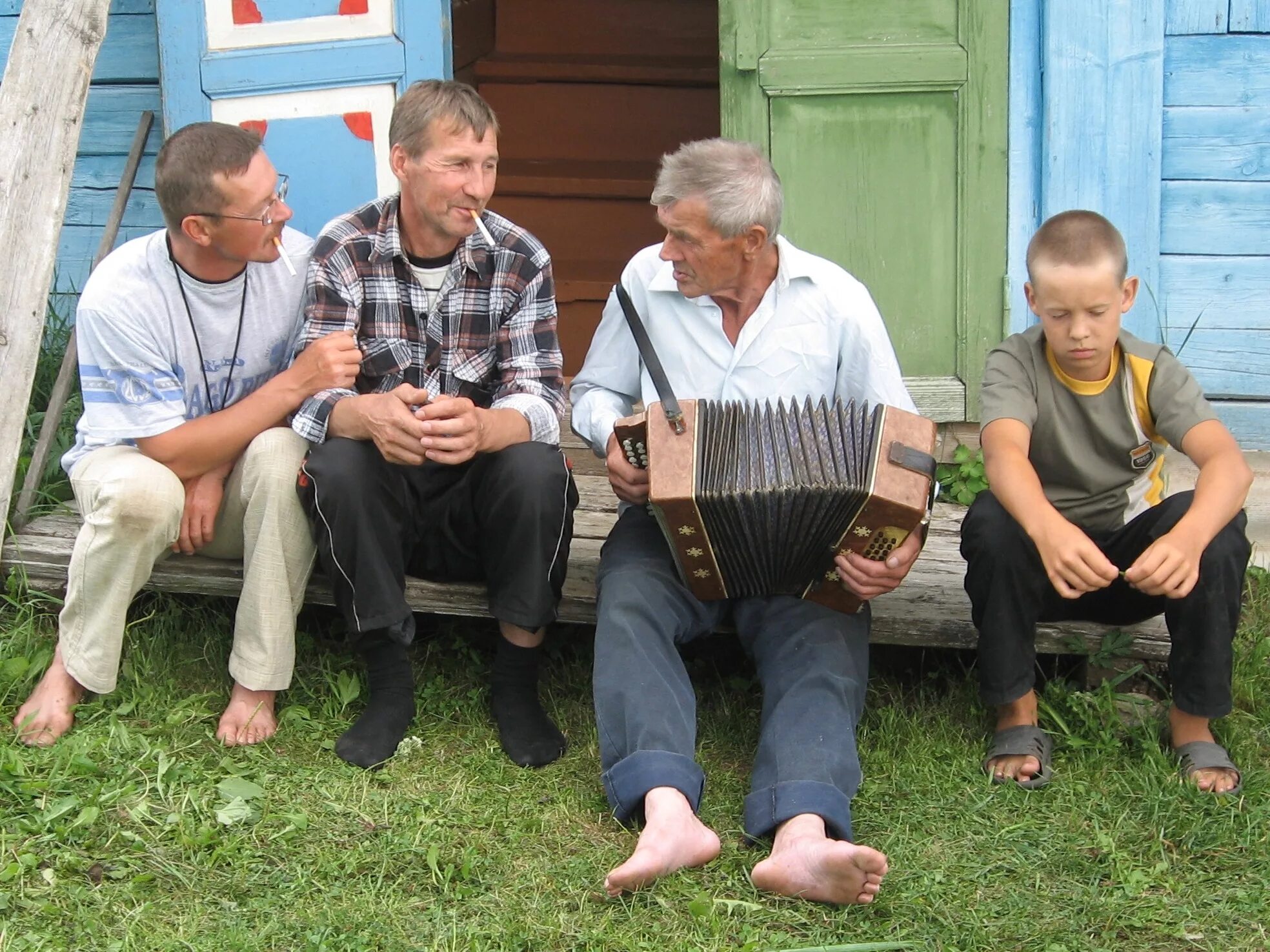 Городской человек в деревне. Деревенский парень. Деревенские люди. Деревенские ребята. Сельский парень.