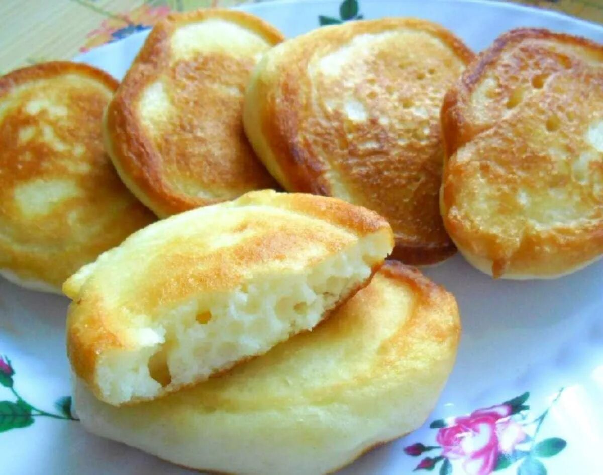 Оладьи на молоке с дрожжами. Оладьи на молоке пышные. Пышные оладьи. Оладушки на кислом молоке пышные. Оладушки без яиц на молоке без соды.