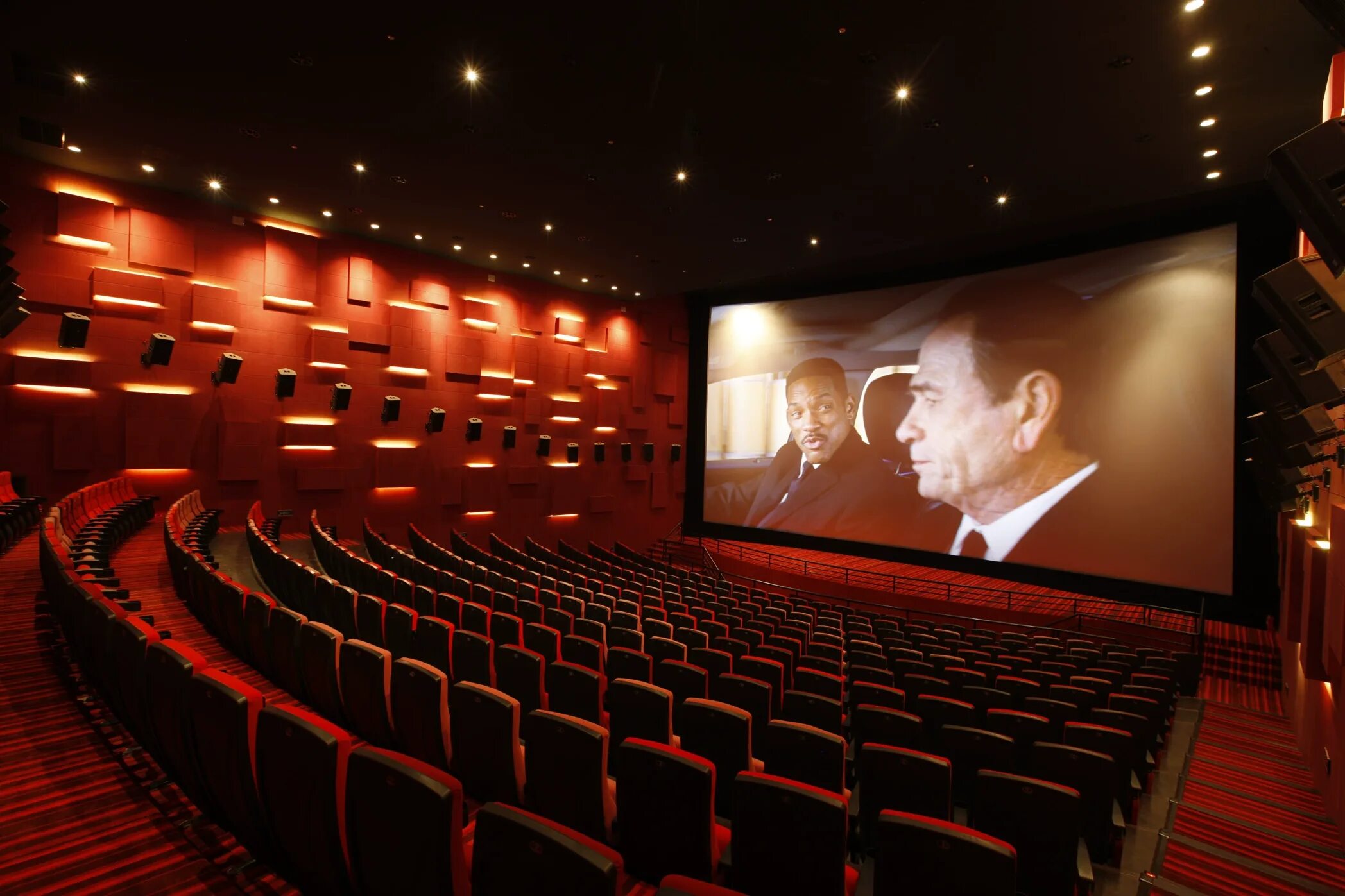 Пустой зал кинотеатра. Are there cinemas. Современный кинотеатр. Синема 5 казань парк хаус. Современный кинотеатр.