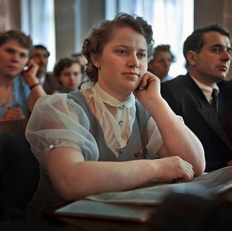 советские девушки. москвички 50 х годов. советская женщина в очереди. старая советская женщина. жизнь советских женщин.