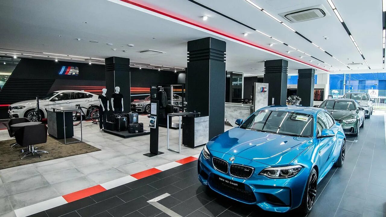 Дилеры автомобилей. M5 BMW Showroom. BMW Автоавангард. BMW m5 в автосалоне Москва. БМВ 3 В автосалоне.