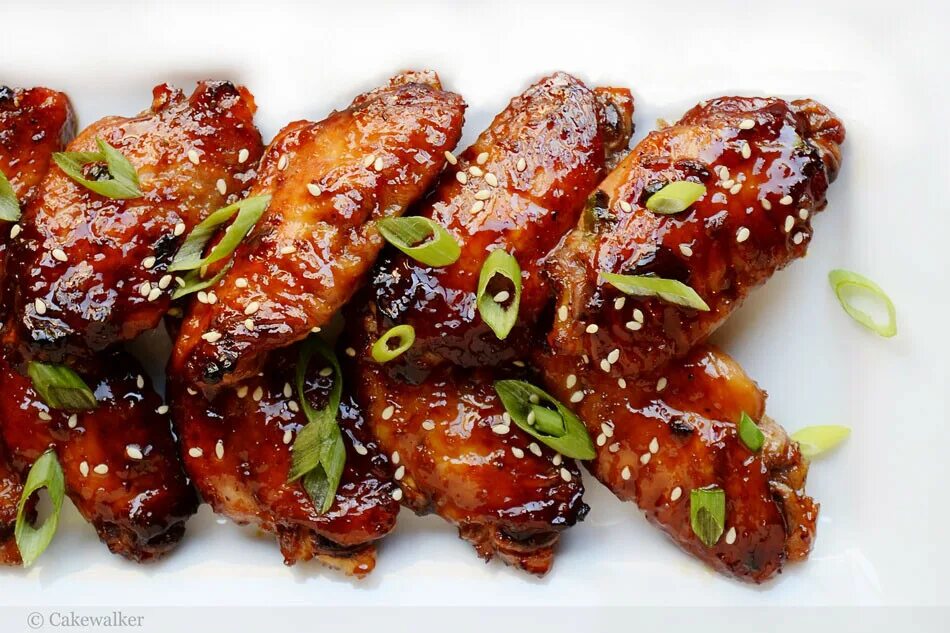 острые крылышки терияки. курочка терияки. рецепт крылышек в соусе терияки. куриные крылышки терияки. крылья терияки.