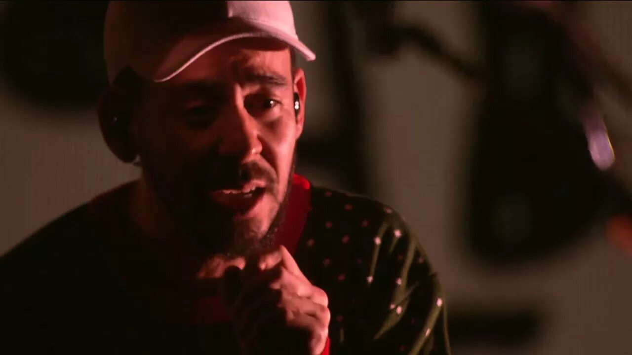 Майк шинода 2003. Гитарист линкин парк. Майк шинода. Already over shinoda. Майк шинода 2021.