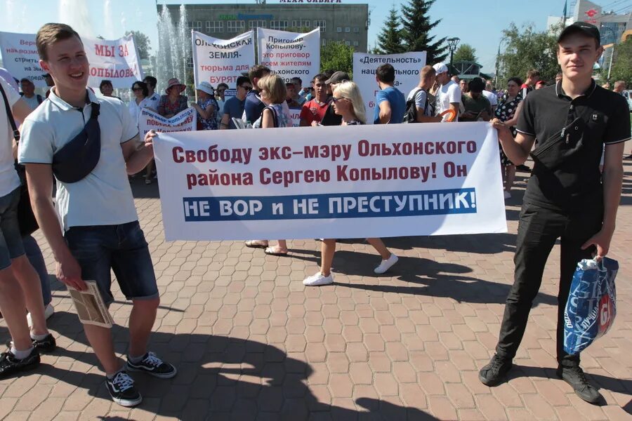 Свободу удальцову. Удальцов писатель. Свободу фургалу митинг. Свободу сергею. Сергей семенов и сергей акимов в пусть говорят.