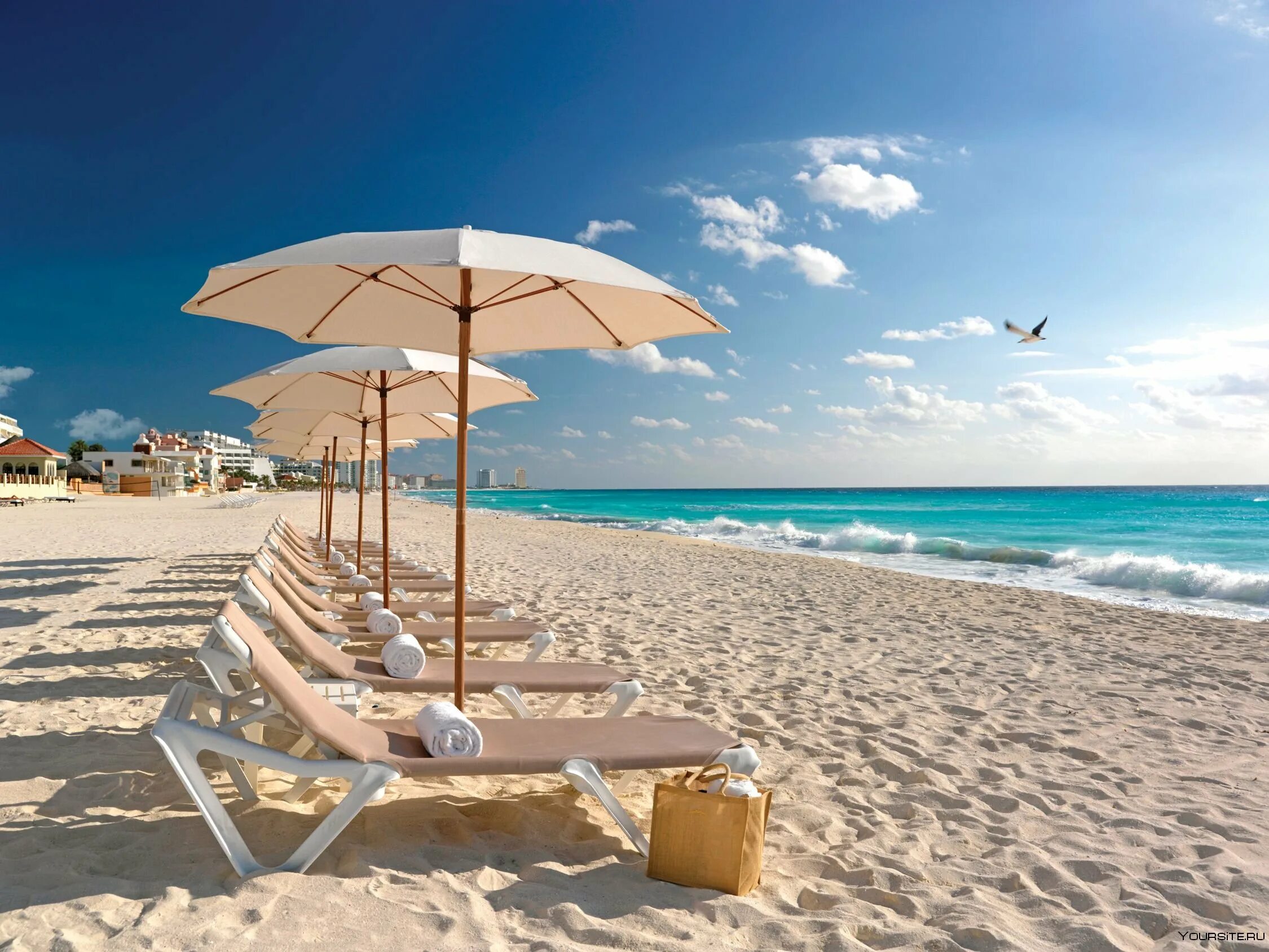Канкун Мексика. Пляж в отеле. Лежак на пляже. Шезлонг на пляже. Турция песчаный пляж отдых с детьми