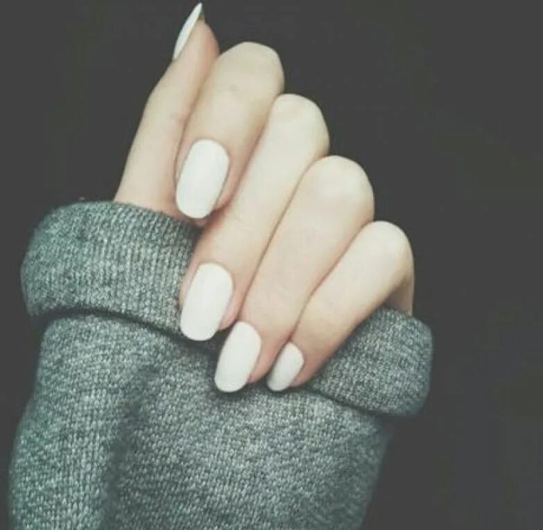 рука девушки с ногтями. красивые белые ногти. красивые женские руки с маникюром. девушка с белыми ногтями. красивые белые ногти.