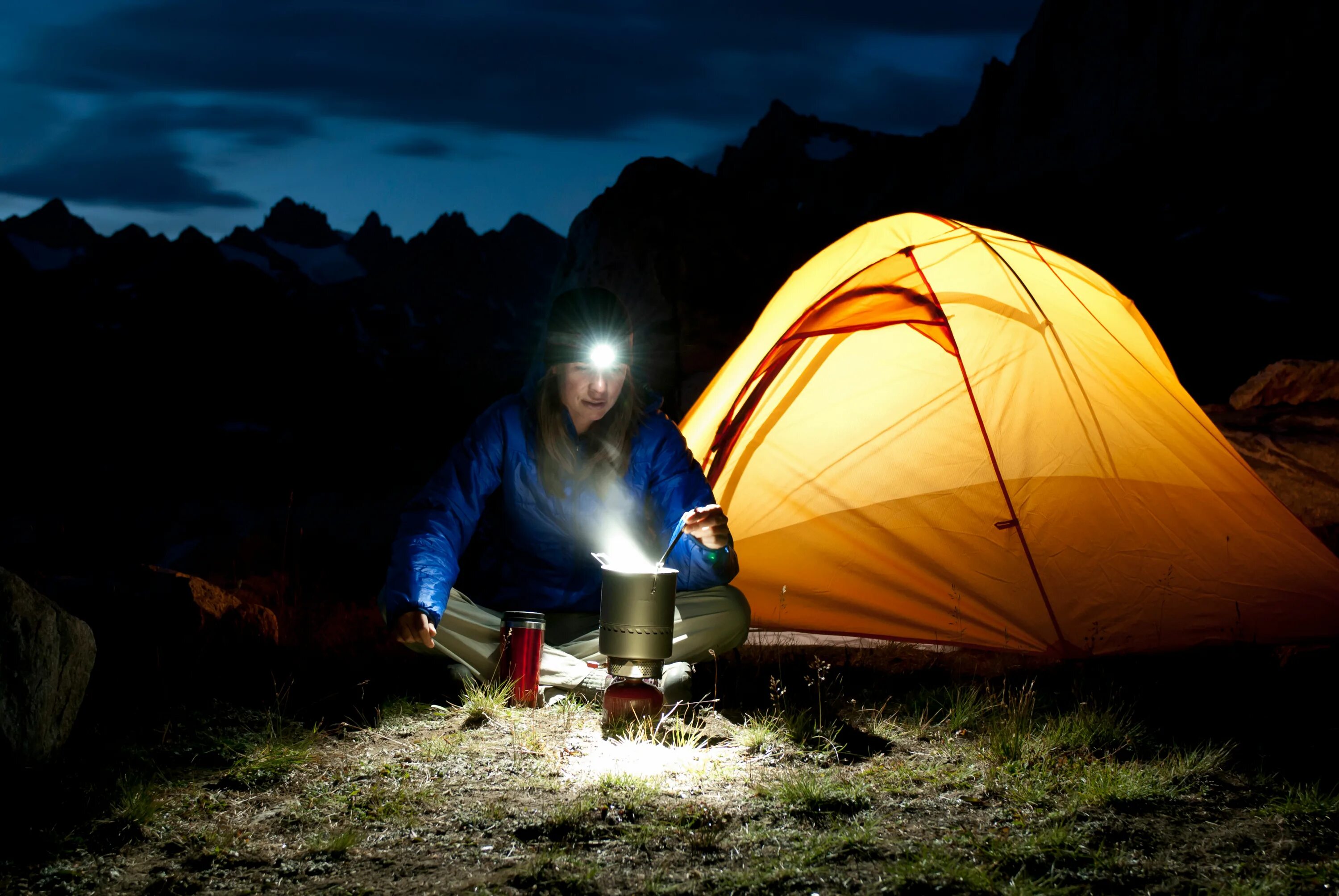 Camping men. Фонарь для похода. Свет в палатке. Фонарь в палатку. Кемпинг налобный фонарь.