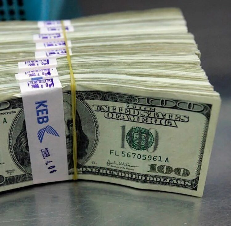 Контрабанда долларов. 150 тысяч рублей в долларах. Миллион рублей. Пачка долларов. Деньги миллион долларов.