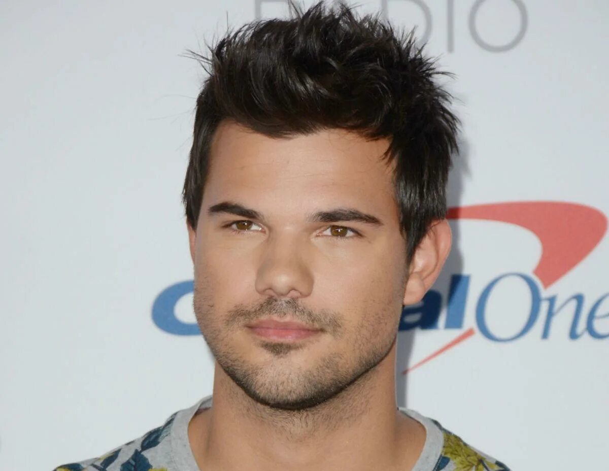 тейлор лотнер. тейлор лотнер 2022. тейлор лотнер сумерки. актер тейлор. актер тейлор лотнер.