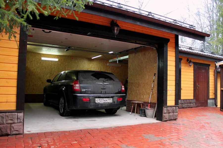 Красивый гараж с навесом. Гараж рядом с домом. Отделка гаража. Отделка гаража в частном доме.