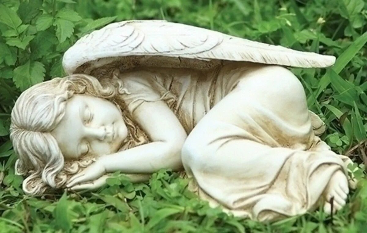 Is sleeping in the garden. Скульптуры ангелов. Ангел спящий. Статуя ангела. Скульптура «ангел».