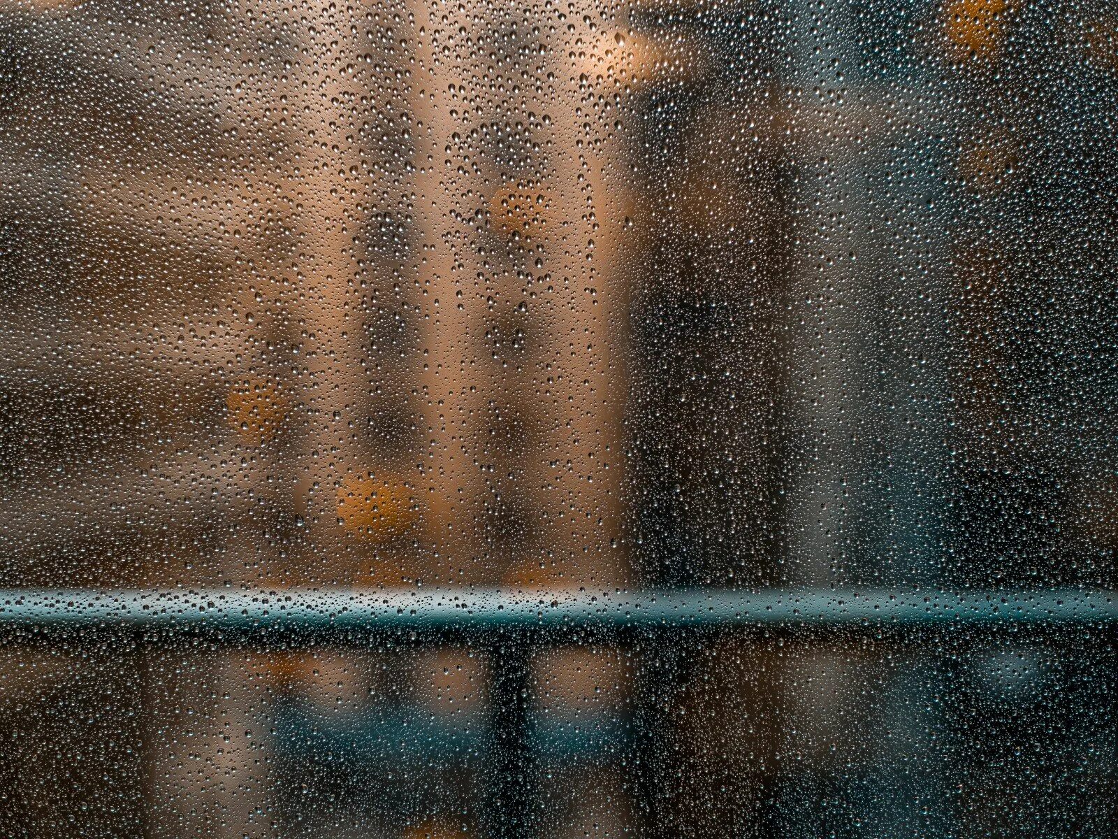Дождь. Стекло текстура. Отражение в окне. Текстура стекла окна. Размытое окно