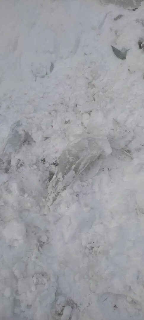 Глыбы льда обрушились на детей. Глыба снега. Снег в Бугульме. Снеговые глыбы на стеклянной крыше. Твердый снег с наледью.