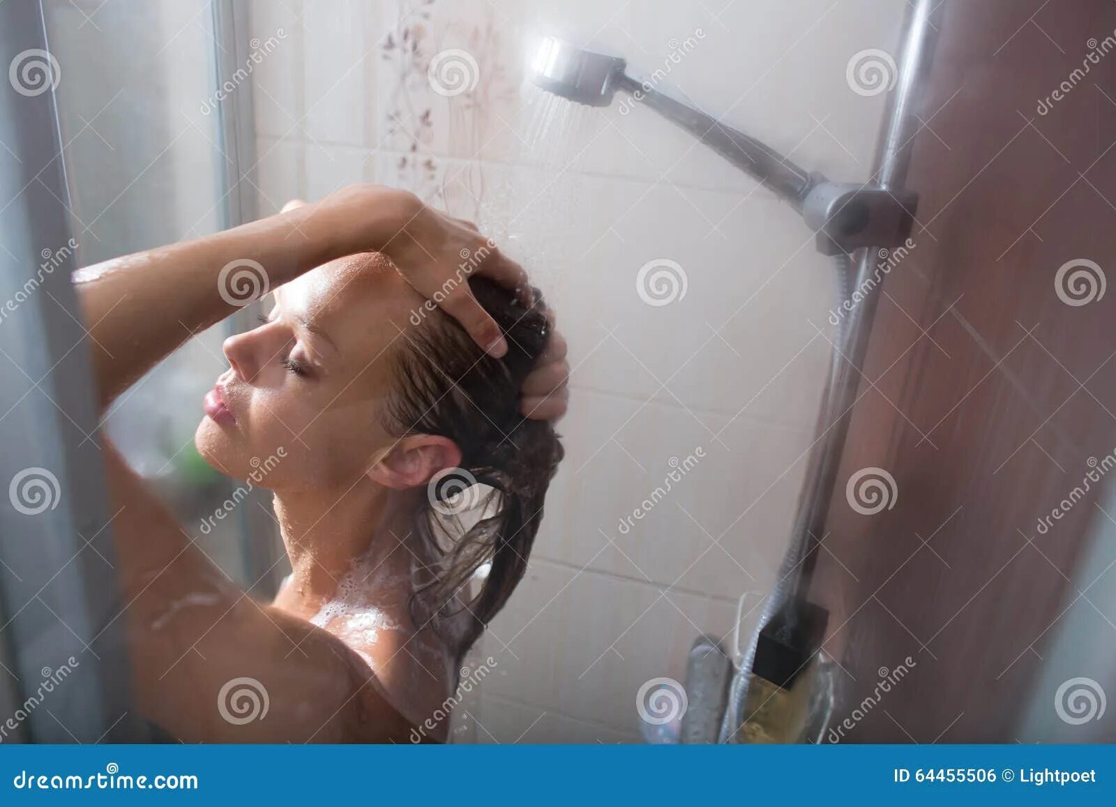 Мытье в душе. She a shower now