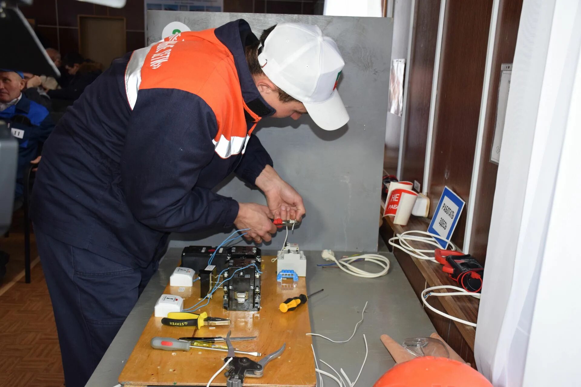 Конкурс лучший по профессии электромонтер. Электромонтер. Работа электромонтером в в новгороде. Оборудование для соревнований. Электрика хобби.